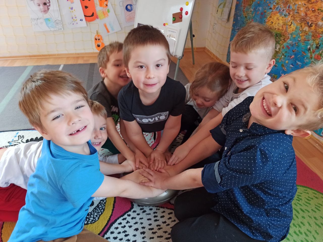 Děti společně objevují Bubínek štěstí ve videu pro školky